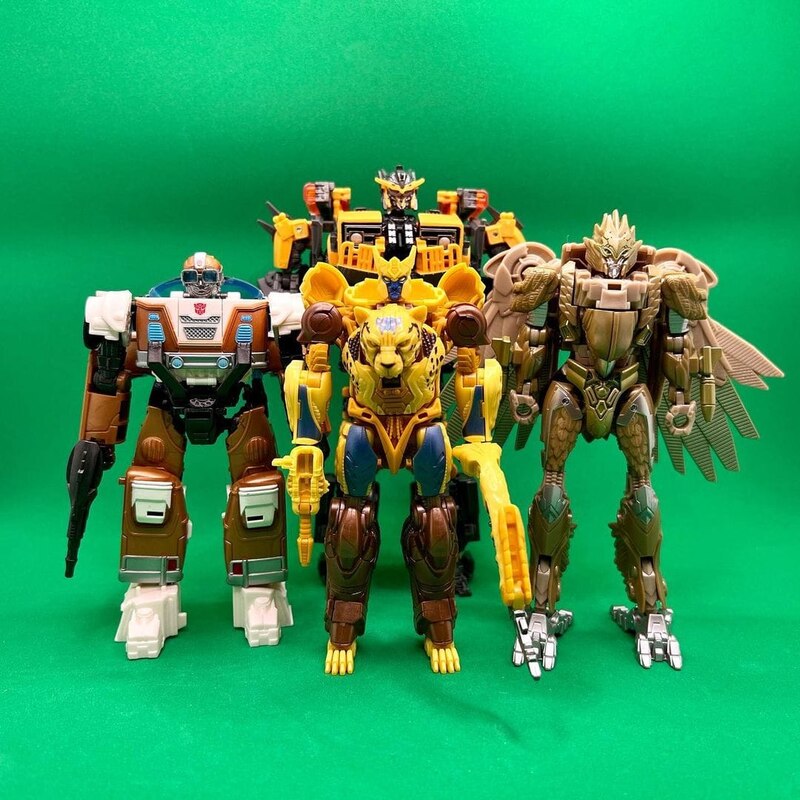 Transformers: Rise of the Beasts Cheetor In-Hand Robot Mode Images